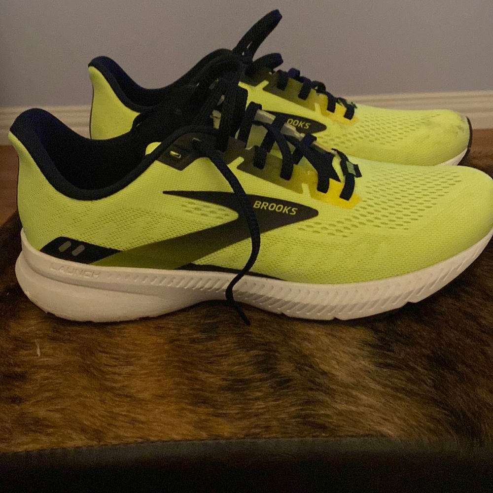 Brooks Tennis shoes, Mens